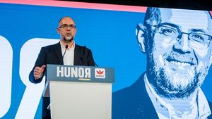De ce și-a scris Kelemen Hunor litera ”R” inversată în sloganul pentru prezidențiale