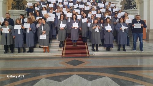 Proteste pe termen nelimitat anunțate de grefieri / Vor participa doar la şedinţele urgente