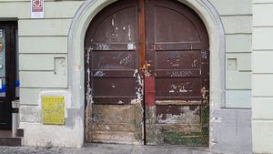 Proprietarii unor case din centrul istoric al Sibiului, amendați pentru că nu-și întrețin porțile