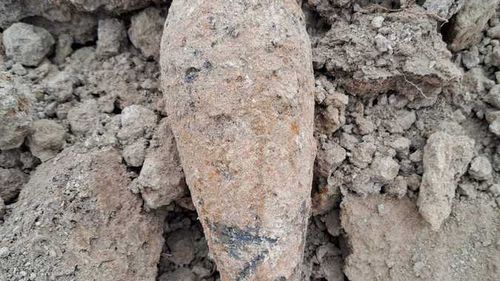 Bihor: O bombă de artilerie funcțională din cel de-al Doilea Război Mondial a fost descoperită pe șantierul noii șosele Oradea - Sânmartin