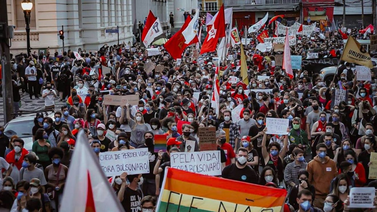 VIDEO Noi manifestaţii de amploare împotriva preşedintelui Bolsonaro în mai multe oraşe din Brazilia. Protestatarii îl acuză pe șeful statului de genocid, de promovarea despăduririi Amazoniei, de violenţă şi rasism