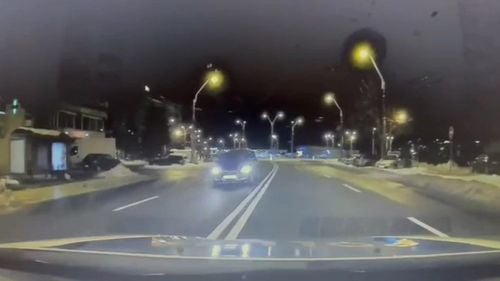 VIDEO Polițiștii au urmărit un șofer care consumase băuturi alcoolice după ce nu a oprit la semnalul agenţilor din Baia Mare/ Maşina s-a împotmolit în zăpadă şi a fost nevoie de descarcerare pentru a scoate șoferul