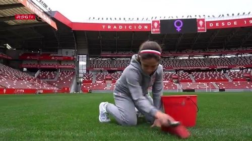 VIDEO Scandal în Spania: Clubul Sporting Gijon a publicat un videoclip în care o femeie curăţă liniile de marcaj, de 8 Martie
