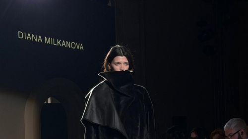 FOTO: Colecția Dianei Milkanova la Mercedes-Benz Bucharest Fashion Week: Volume riguroase, piele și eleganță în tonuri neutre