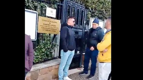 VIDEO Câteva zeci de români s-au strâns la ambasadele din Europa / Cei mai mulți sunt la Viena, aproximativ 100 de persoane, unde se scandează ”vrem să votăm” / La Paris și Roma nu sunt mai mulți de 30