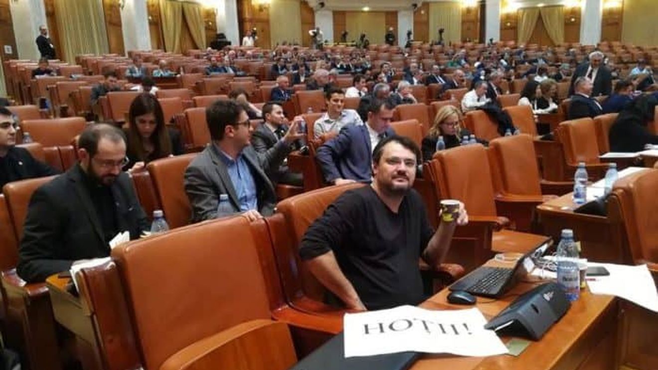 Ghinea, USR: Chemăm toţi cetăţenii români la un protest paşnic, miercuri, în Parcul Izvor