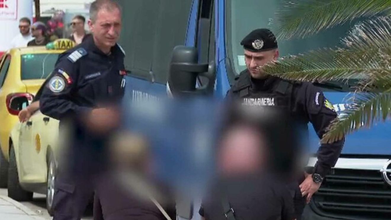 Cuţite, topoare şi coase, descoperite la doi bărbaţi din Dâmbovița, la un târg tradiţional de organizat de Sfânta Maria, în localitatea Corneşti / Unul dintre ei este minor