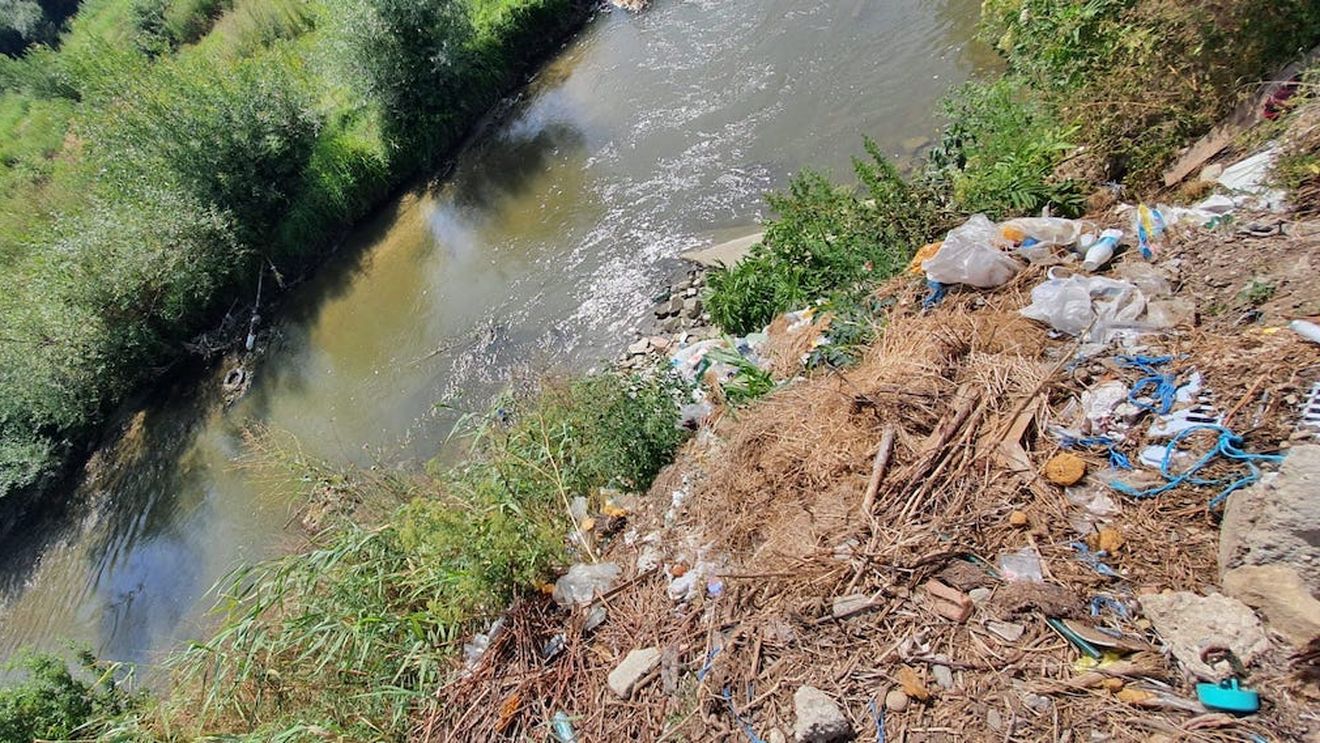 FOTO Sibiul nu scapă de gunoaie. După ce primăria a strâns șase tone de mizerii de pe malul Cibinului în urmă cu două luni, acum e la fel ca înainte