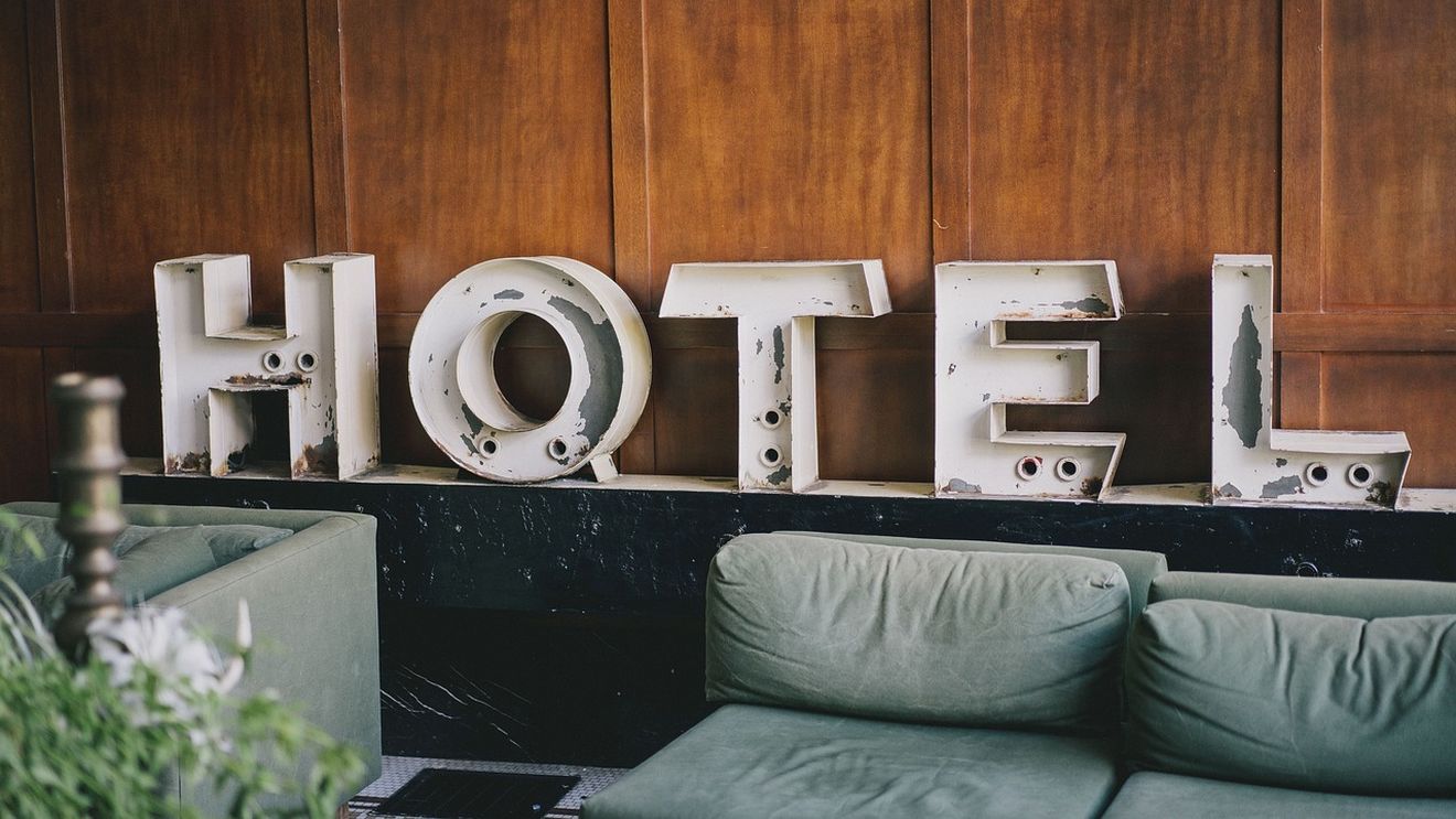 Pâine prăjită arsă, lapte proaspăt de capră și 2 kilograme de banane/ Hotelurile își dezvăluie cele mai ciudate comenzi la room service
