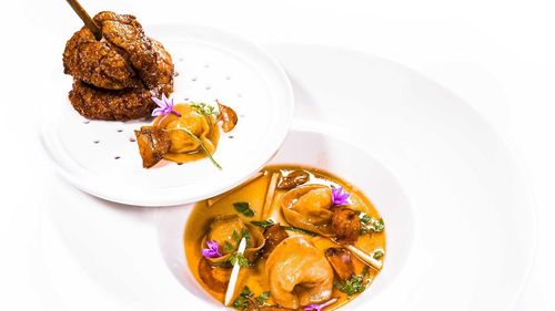 Guy Savoy, desemnat pentru a patra oară cel mai bun maestru bucătar din lume. E renumit pentru supa de anghinare cu trufe negre