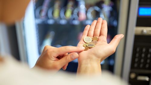 Într-o relație complicată: noi și banii – Ghid succint de reflecție