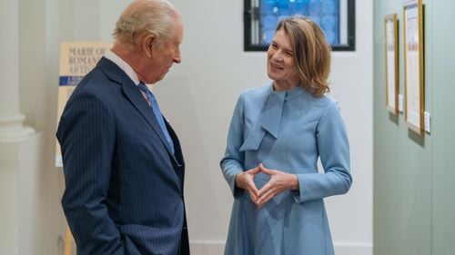 Regele Charles a vizitat o expoziție a Institutului Cultural Român la Londra dedicată picturilor Reginei Maria