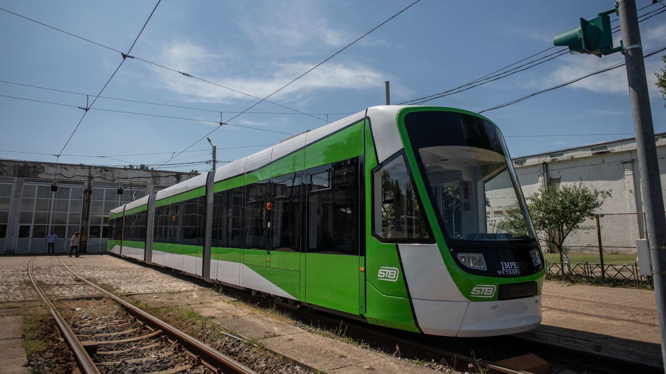 EXCLUSIV Tramvaiele pe care Primăria Capitalei le-a cumpărat de la Astra Arad au venit cu motoare mai mici, de 100 kW, deși constructorul a specificat o putere de 120kW / Opt tramvaie noi de la Arad încă așteaptă recepția și punerea în circulație SURSE