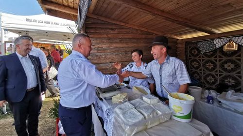 Ciucă, o nouă apariție de campanie în ziua în care Turcan l-a propus candidat la prezidențiale: Baie de mulțime la Țebea, la serbările dedicate memoriei lui Avram Iancu