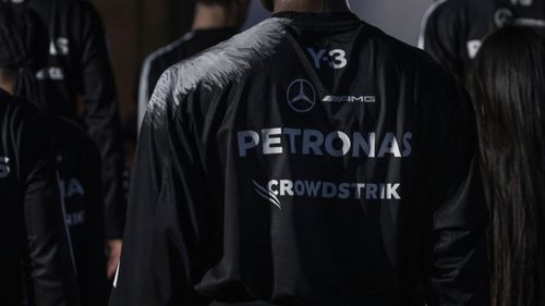 Y-3 lansează campania colaborării cu Mercedes-AMG Petronas F1 Team