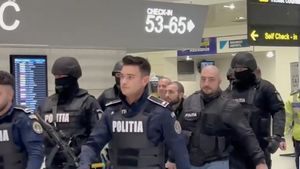 Patru persoane urmărite pentru furt, lovire şi alte violenţe, infracţiuni rutiere şi tâlhărie au fost aduse în ţară într-o singură zi, din Germania, Elveţia, Spania şi Polonia