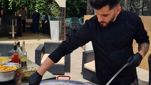 Povestea lui Viorel Turcu, rămas orfan de mic copil, acum chef cu propriul restaurant / A gătit pentru mii de români nevoiași și pentru sinistrații afectați de inundațiile devastatoare din județul Galați / „Dacă Dumnezeu ți-a dat un har, trebuie să îi mulțumești prin a fi de folos”