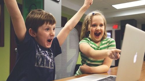 Educația media, extinsă în toate ciclurile și “transversal în discipline”? Ligia Deca: “obiective” de educație media în forma finală a raportului România Educată / Radu Szekely invocă planurile cadru și profilurile de competențe ale absolvenților, ca posibile ținte de extindere