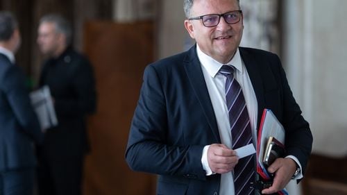 Seidler (USR) îl acuză pe ministrul PSD al Muncii că minte: Ministerul Muncii a pus în dezbatere publică OUG pentru schimbări la Pilonul 2 de pensii, deși Budăi tocmai respingea informația