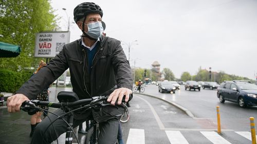 Klaus Iohannis, de Ziua mondială a bicicletei: Cei care au conceput pistele în oraș probabil nu folosesc bicicleta / Nicușor Dan: Mai întâi strategia de parcare, apoi piste