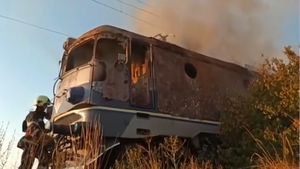 A doua locomotivă care ia foc în mai puțin de 12 ore, în România: Trenul a repornit cu o întârziere de 150 de minute/ Dimineață, o altă locomotivă a ars în întregime