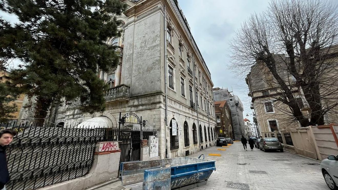 FOTO A început reabilitarea Hotelului Intim din Constanța, monument istoric legat de memoria poetului Mihai Eminescu/ Lucrările costă cel puțin 2 milioane de euro/ Proprietarul: “Totul se bazează pe povestea pe care o spune fiecare lucru”