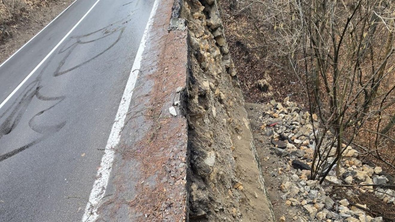 Se circulă din nou în condiții normale pe drumul spre Poiana Brașov / O porțiune din drum s-a surpat în primăvară / Au fost turnați peste 50 de piloți din beton