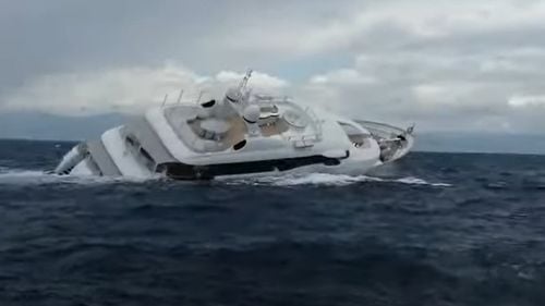 VIDEO Un superiaht s-a scufundat în Italia / Cinci membri ai echipajului, salvați de o navă de patrulare românească, care acționa în cadrul Frontex