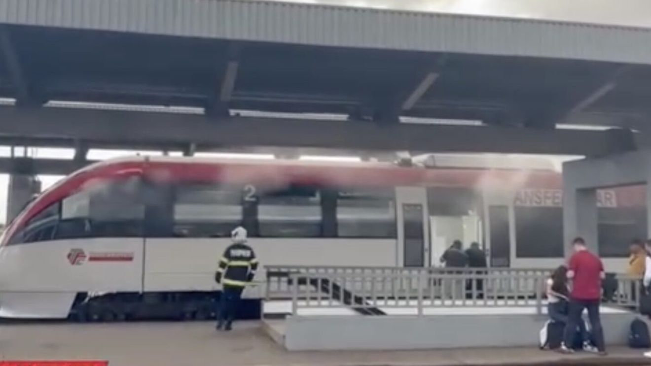 VIDEO Incendiu la un tren de pasageri în Gara de Vest din Ploiești / Focul a fost stins, nu sunt victime