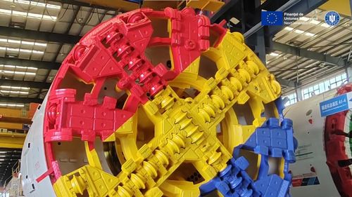 ”Cârtițele” care ar urma să foreze tunelul metroului clujean au fost vopsite în roșu, galben și albastru / Utilajele au trecut testele de recepție