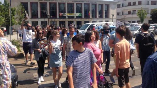 VIDEO Protest pe o trecere de pietoni din Cluj împotriva modificării Codului penal: Reduceți democrația? Blocăm România!