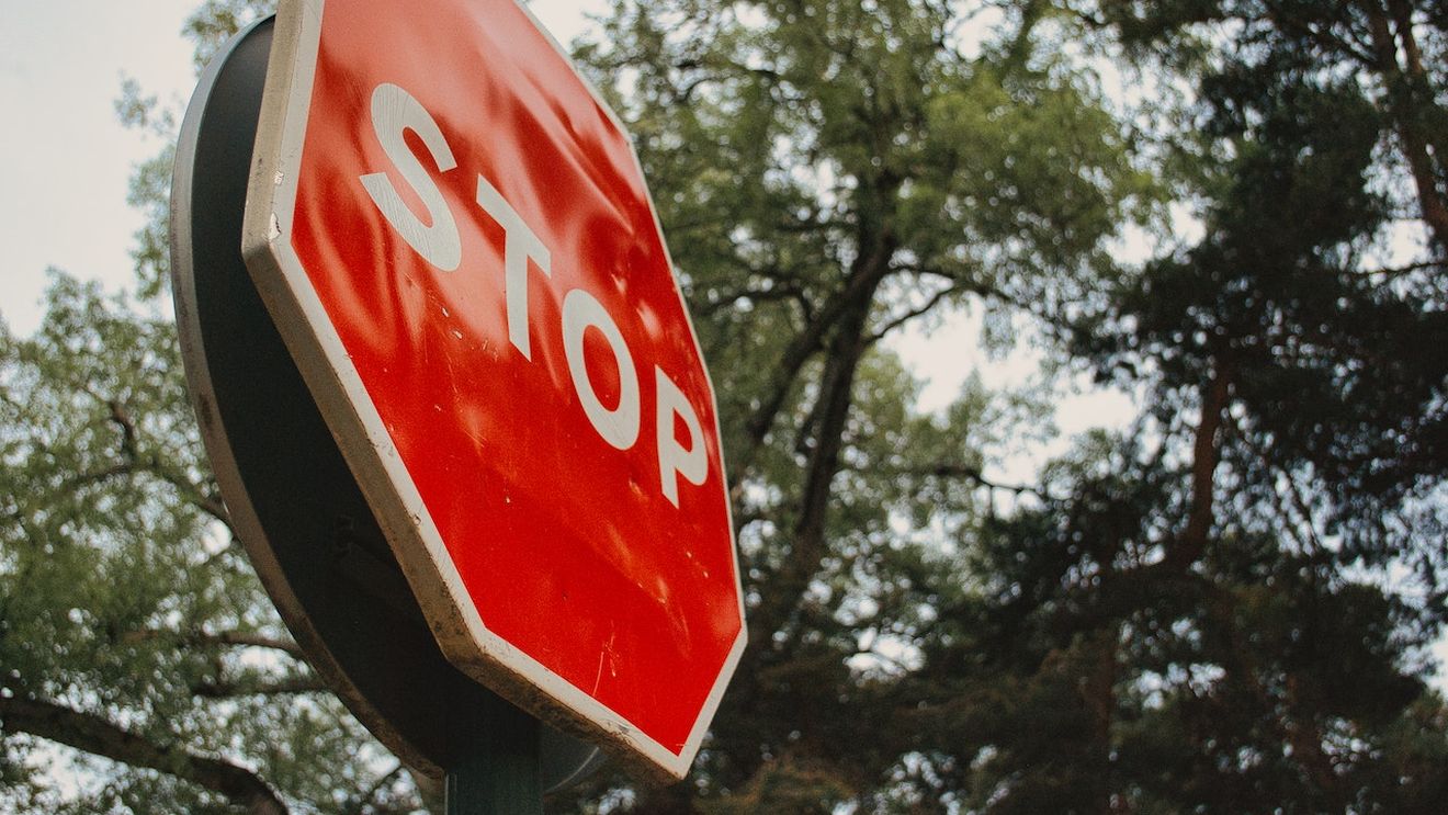 Festivalul de blues din Brezoi şi navetiştii, afectaţi de închiderea circulaţiei pe Valea Oltului / Primar: Poate că dacă ştiam de mai mult timp de aceste restricţii aveam şi soluţii, însă noi am aflat de câteva zile din presă
