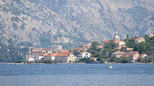 Muntenegru negociază cu UE să scape de falimentul iminent provocat de un credit uriaș luat din China. Țara vrea credite ieftine de la Bruxelles și e pregătită să vândă active importante