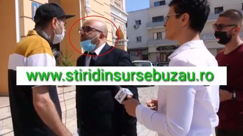 VIDEO Un consilier local din Buzău a lovit un ziarist peste față cu un dosar pentru un articol care nu i-a convenit