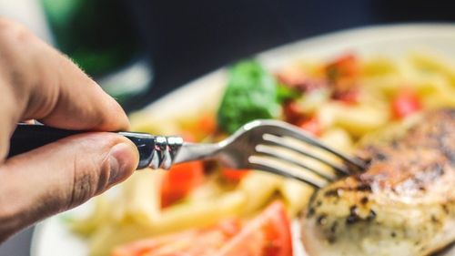 Adaosul comercial pentru 14 grupe de alimente va fi plafonat de marți, pentru o perioadă de 3 luni / Ministru: "Vom reînvăţa să cumpărăm româneşte"