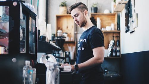 Calvarul înlocuirii caselor de marcat: cererea e mult mai mare decât oferta, termenul - limită impus de ANAF nu poate fi respectat