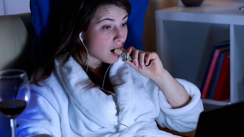 Mâncatul la această oră este asociat cu o creștere semnificativă în greutate, sugerează un nou studiu