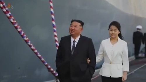 Liderul nord-coreean şi-a prezentat fiica la Beijing / Kim Yo Yong și-ar poziționa fiica drept o potențială succesoare / Nici vârsta, nici numele ei nu sunt confirmate oficial