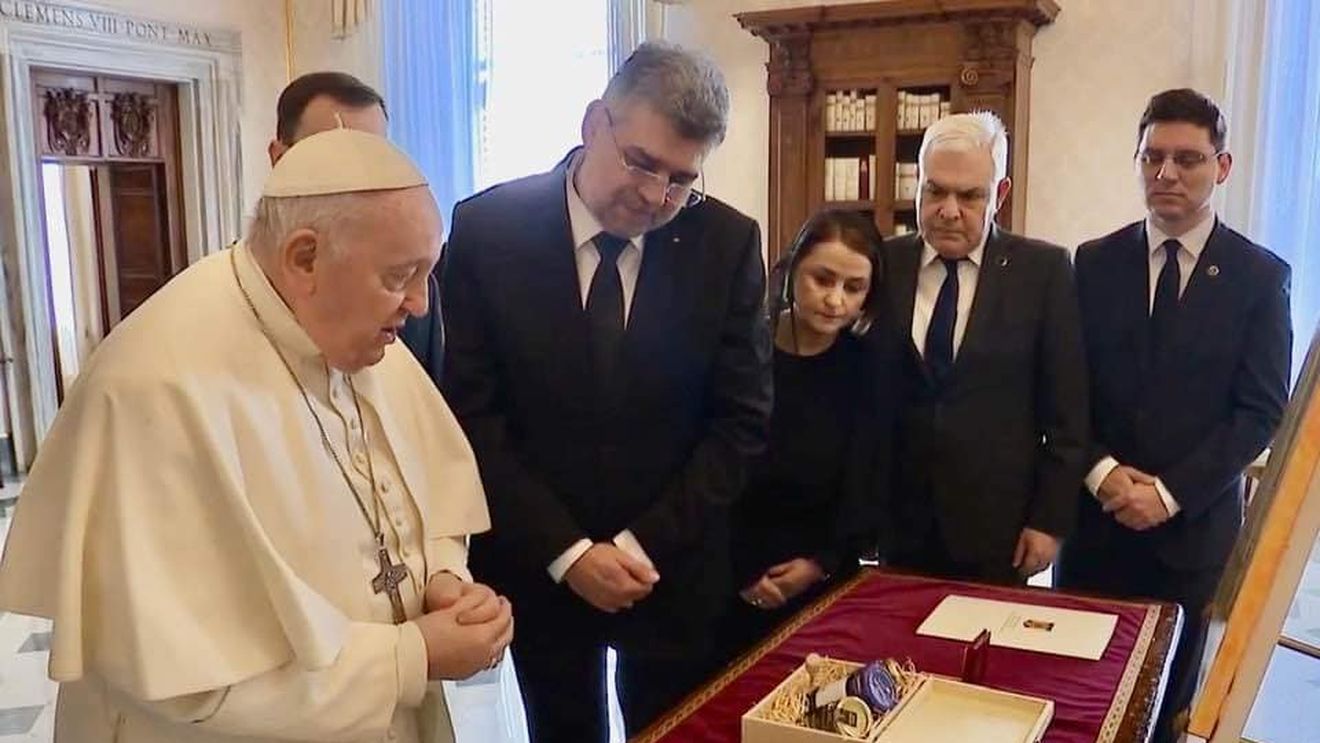 Ciolacu i-a dus Papei Francisc miere din Mărginimea Sibiului / Producător: ”Când i-am auzit unde vor s-o ducă le-am spus direct că nu vreau bani”
