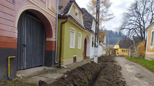 Lucrările de modernizare a rețelei electrice, oprite în Biertan: localitatea din Sibiu e sit UNESCO și săpăturile ”ar putea aduce posibile deteriorări” / ”Sper să găsim o soluție care să afecteze cât mai puțin peisajul satului nostru”