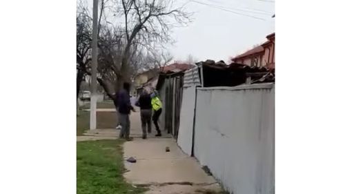 VIDEO Un brăilean de 59 de ani se luptă cu 3 polițiști / I-a lovit cu bastonul și le-a luat cătușele / Ulterior, bărbatul a fost dus la sediul poliției / E cercetat pentru ultraj și distrugere