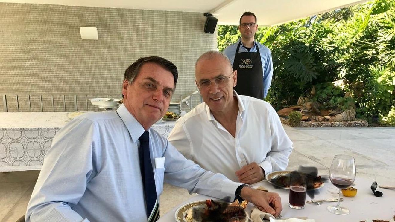 ”Homarul a fost cenzurat” - ironii la adresa ambasadorului israelian în Brazilia, după ce acesta a încercat să mascheze homarul din farfurie, care este mâncare non-cușer