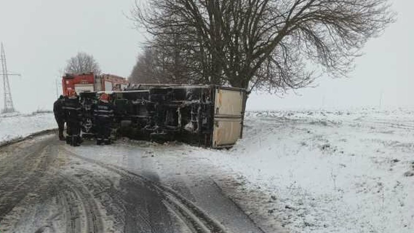 O mașină și o autoutilitară au derapat pe drumurile din Botoșani, unde se circulă în condiții de iarnă