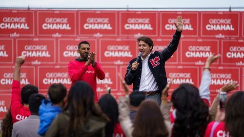 Justin Trudeau a fost lovit cu pietre în timpul unei acțiuni de campanie electorală / Premierul canadian nu a fost rănit / Opoziția din Canada: ”Violența în politică nu este niciodată justificată”