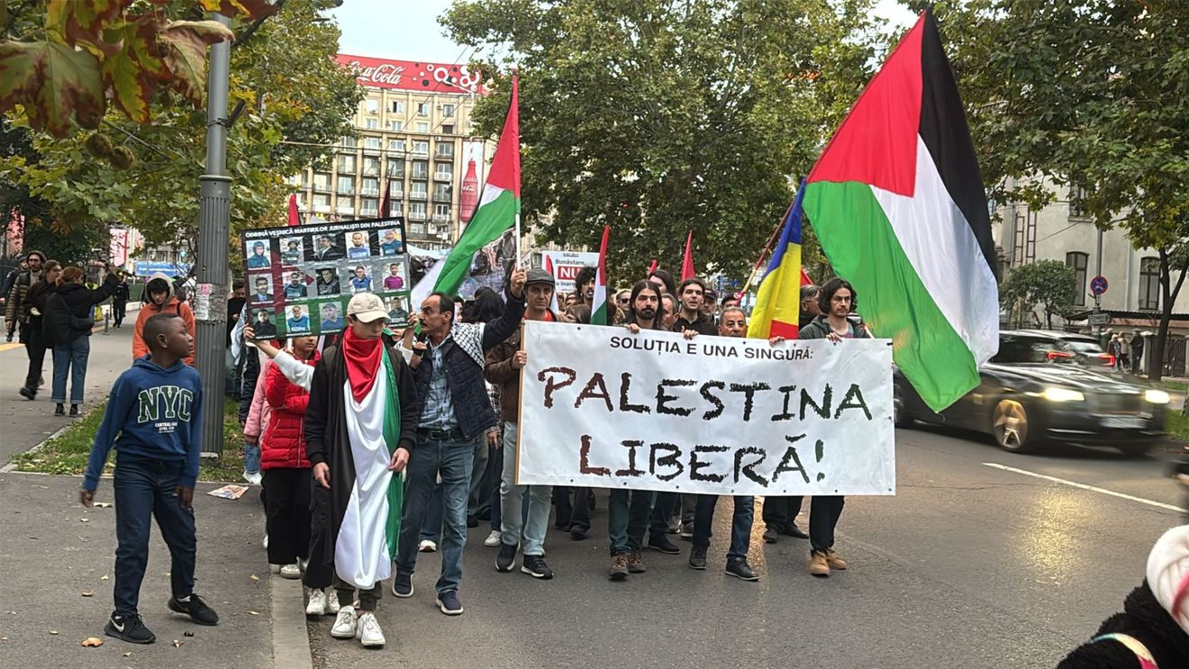 FOTO VIDEO Aproximativ 600 de manifestanți pro-Palestina mărșăluiesc în București, majoritatea tineri / Între scandări: ”Palestina liberă”, ”Stop acum masacrului din Gaza”, „Netanyahu, criminal, așteptat la tribunal”