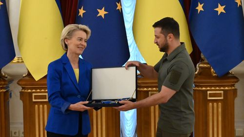 Ursula von der Leyen a primit de la Zelenski premiul Ordinul lui Iaroslav cel Înțelept, în timpul unei vizite la Kiev: „Îl accept în numele tuturor cetățenilor UE și ca un simbol al legăturii noastre puternice”