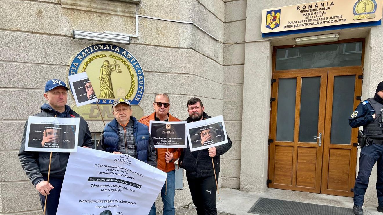 Păgubiții Nordis protestează la DNA: Cer anchetarea premierului Marcel Ciolacu și a altor politicieni și funcționari pe care îi acuză că au primit diverse foloase sau nu au controlat dezvoltatorul imobiliar