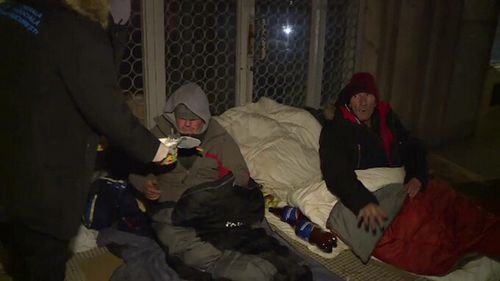 De ce nu vor oamenii străzii din București să meargă în adăposturi sociale chiar și când e ger. ”Am fost și am luat păduchi”