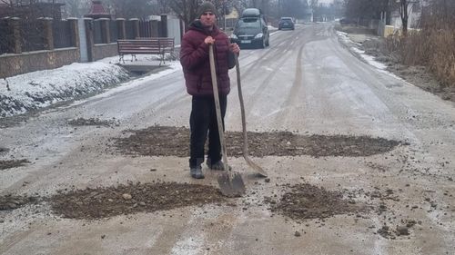 Un sucevean întors din străinătate s-a apucat să repare un drum județean / ”Suntem uitați de lume, e drum județean numai cu numele” / Șoseaua nu a fost asfaltată niciodată 