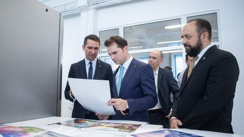 Ministrul Digitalizării: Semnez munţi de documente pe hârtie / Primesc zilnic această întrebare, când scăpăm de dosarul cu şină? Se va întâmpla lucrul acesta în ani de zile